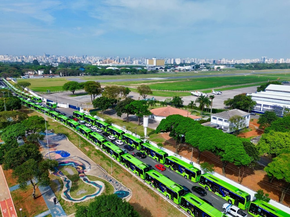 Cidade alcança a marca de 2 mil ônibus elétricos — Foto: Sergio Barzaghi/PrefSP/Divulgação