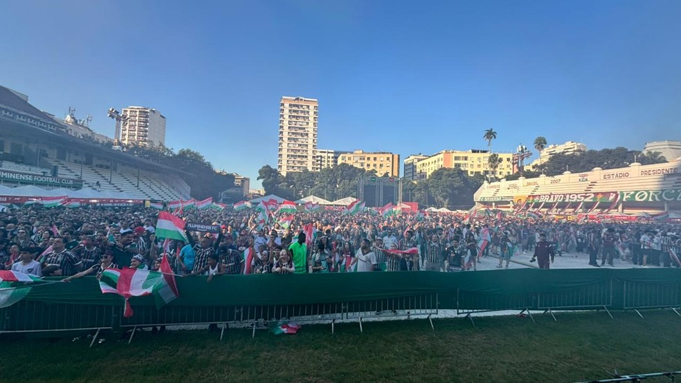Tricolores em Laranjeiras enfrentam fila para assistir à semifinal do Mundial — Foto: Maíra Rubim/ O Globo