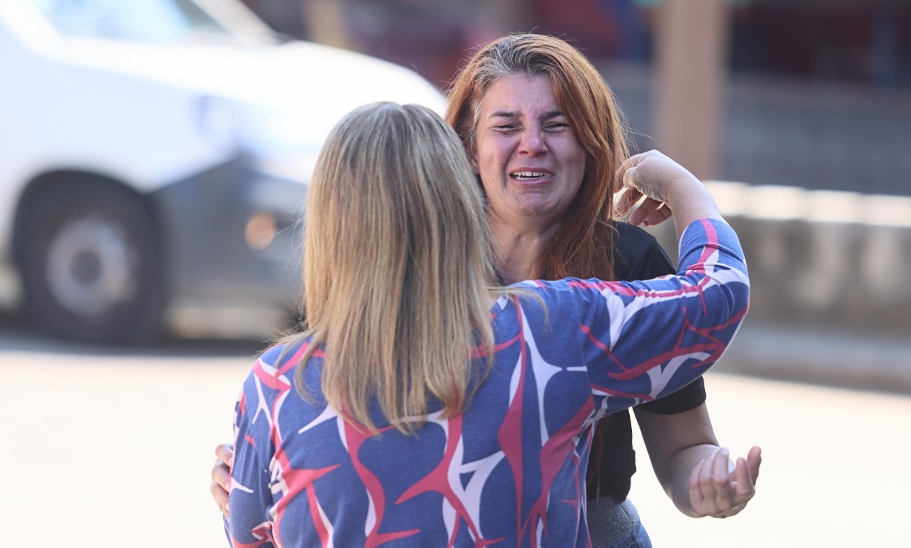 Chorando, Tais Oliveira afirmou que encontrou cápsulas de munição que teriam sido deixadas no local após a perícia. — Foto: Fabiano Rocha / Agência O Globo