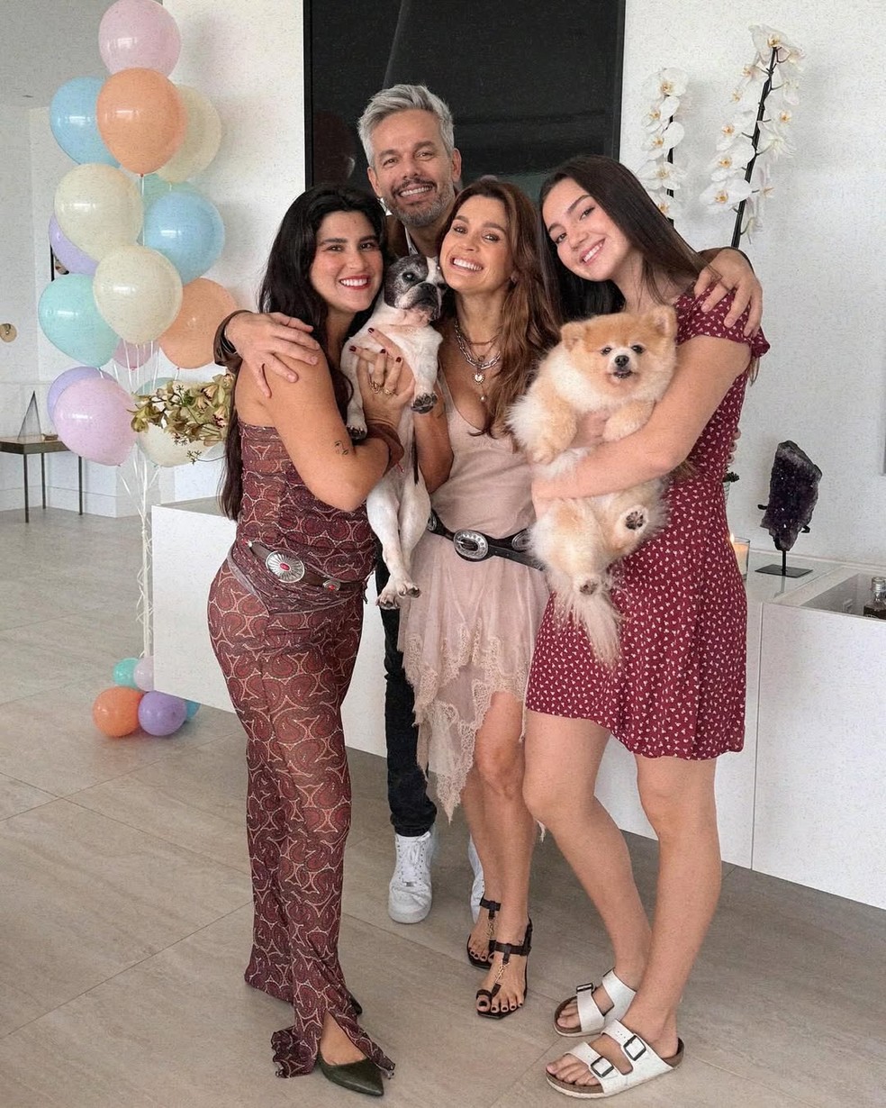 Fl&aacute;via Alessandra em foto com a fam&iacute;lia &mdash; Foto: Reprodu&ccedil;&atilde;o Instagram