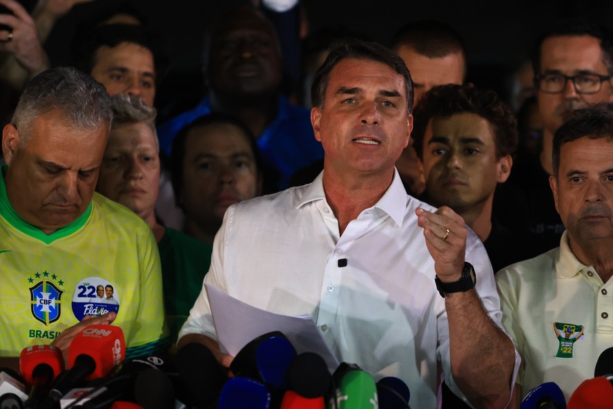 Flávio Bolsonaro fala com a imprensa após perder a eleição