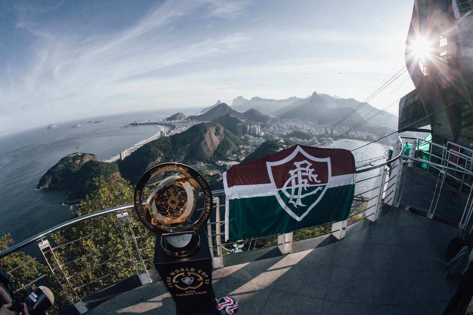 Troféu do Mundial de Clubes exibido pelo Fluminense no Cristo Redentor — Foto: Fluminense