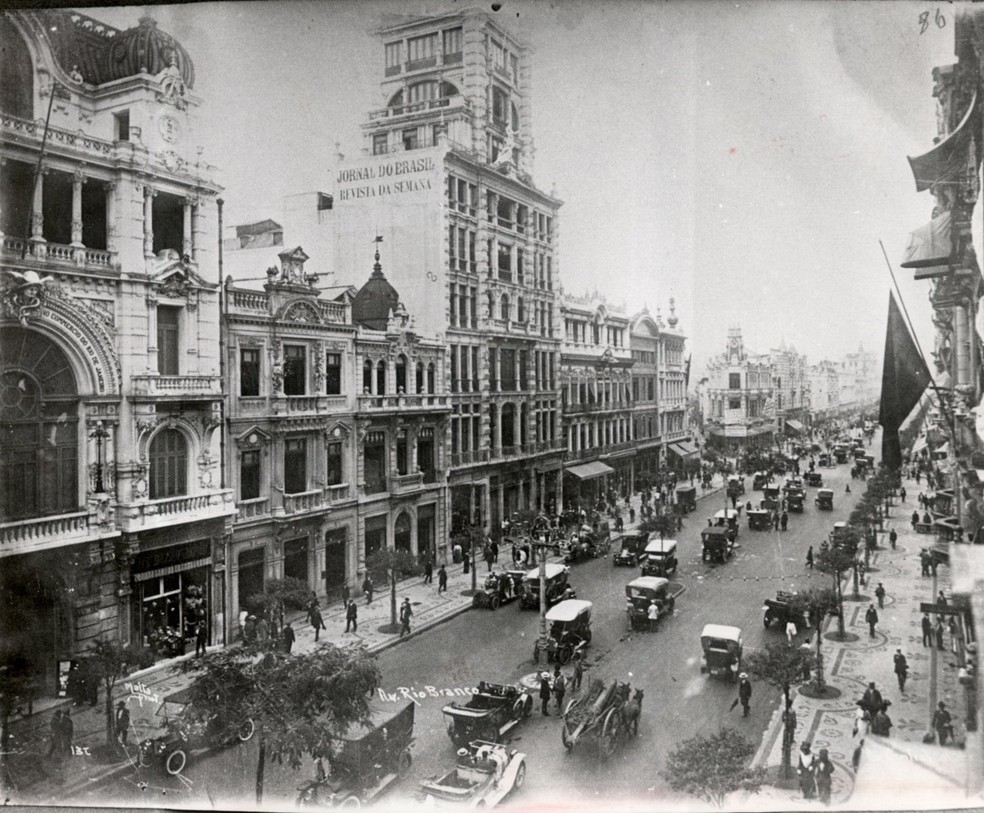 Avenida Rio Branco em 1905, ano de início da operação da Light no Rio — Foto: ARQUIVO AGÊNCIA O GLOBO - 28.12.1976