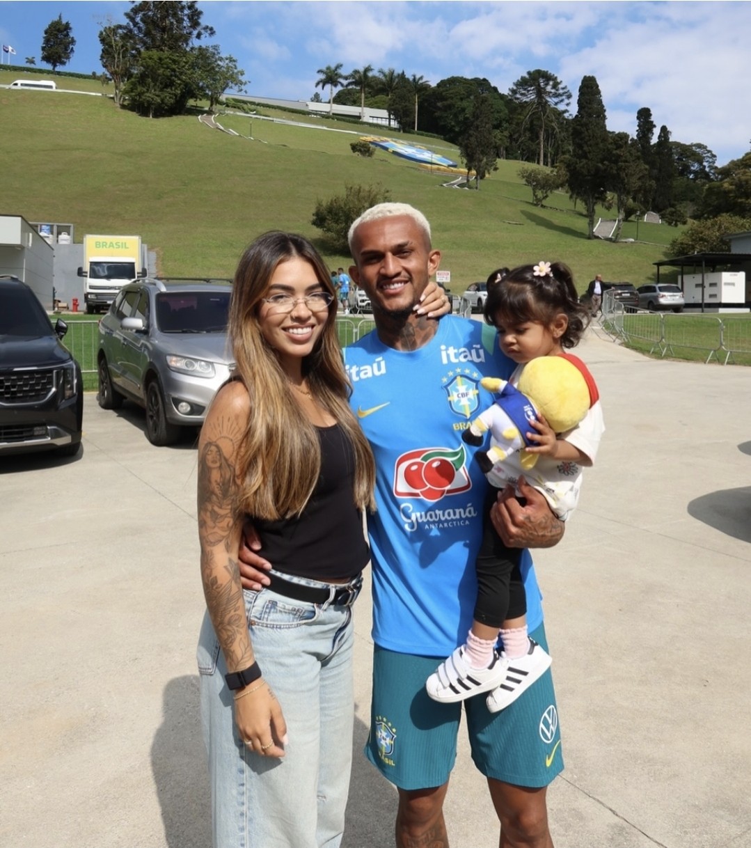 Esposa de Wesley lamenta lesão do lateral: ‘O futebol é uma 