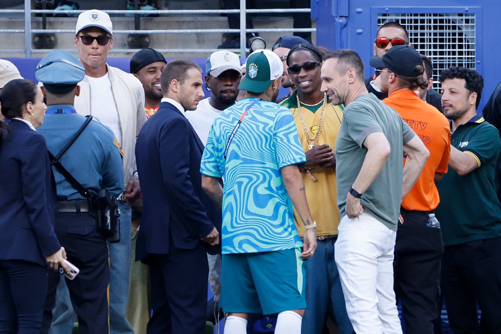 Tom Brady (de branco) e Travis Scott (de amarelo) conversam com Neymar Jr. (de costas, de azul) na partida entre Brasil e Marrocos — Foto: Jean Catuffe/Getty Images