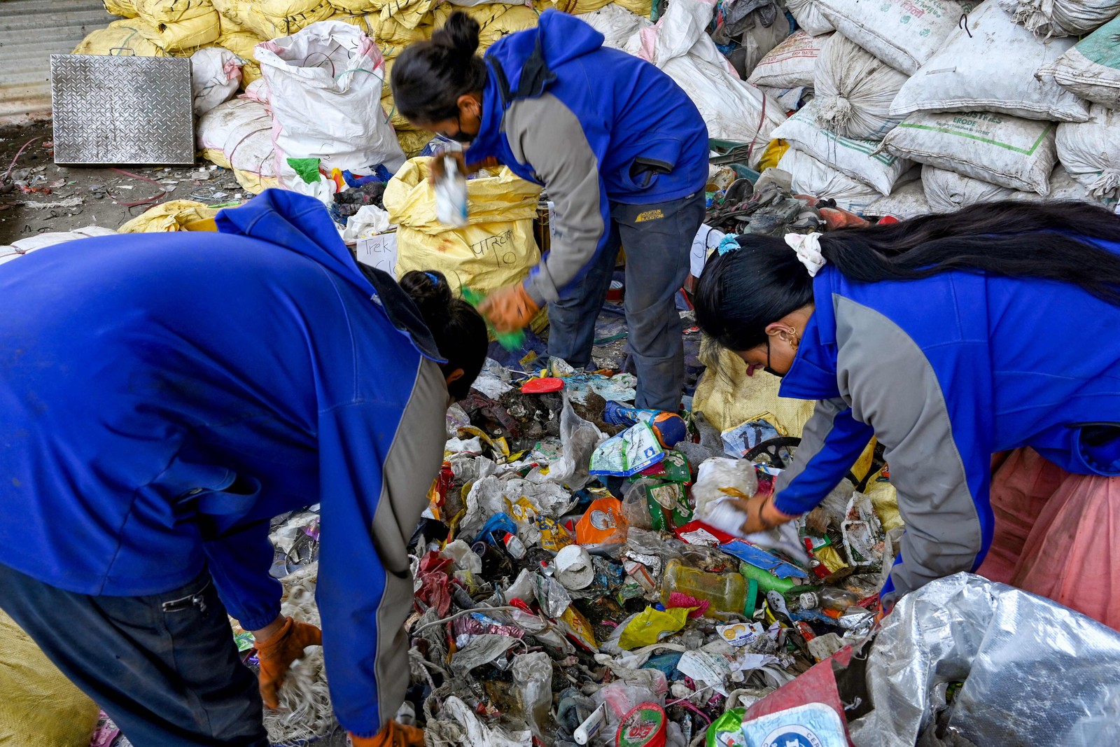 Um corpo pode pesar mais de 100 kg e, em grandes altitudes, a capacidade de uma pessoa de transportar cargas pesadas é gravemente afetada — Foto: Prakash Mathema/AFP