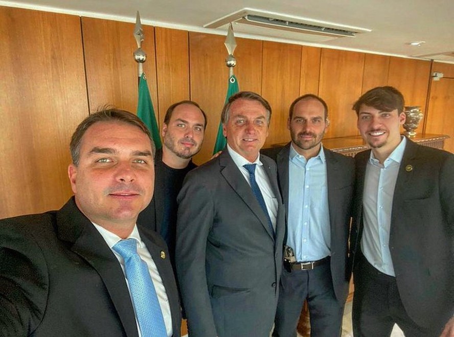 O presidente Jair Bolsonaro ao lado de seus quatro filhos mais velhos