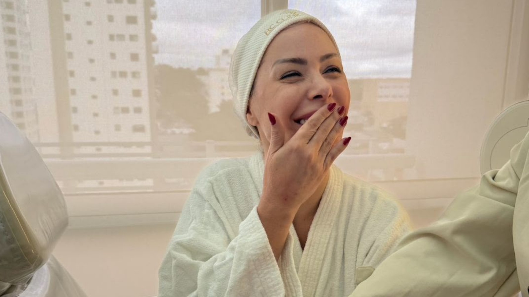 Influenciadora Ju Isen faz harmonização nas mãos aos 39 anos