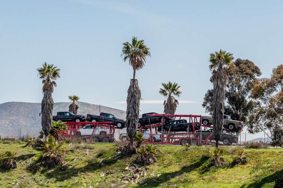 Um caminhão semi-reboque transportando novos veículos Toyota Tacoma atravessa para os EUA no ponto de entrada de Otay Mesa na fronteira EUA-México em San Diego, Califórnia, em 27 de março." — Foto: Bloomberg