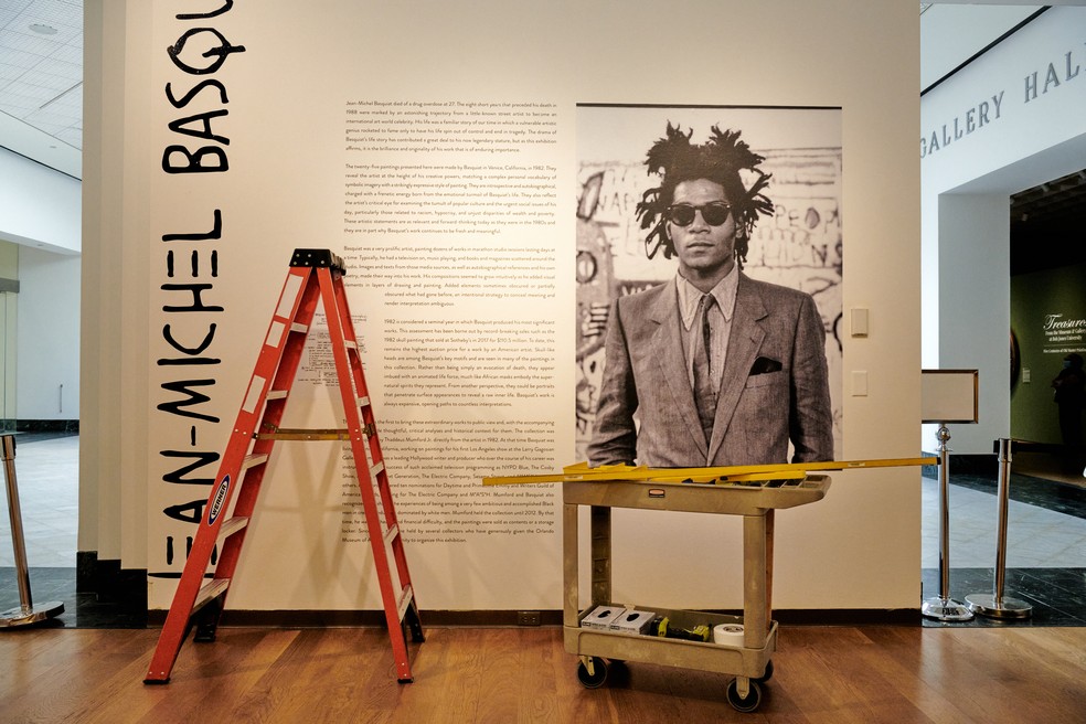 Exposição com obras creditadas a Basquiat no Museu de Arte de Orlando NYT — Foto:         