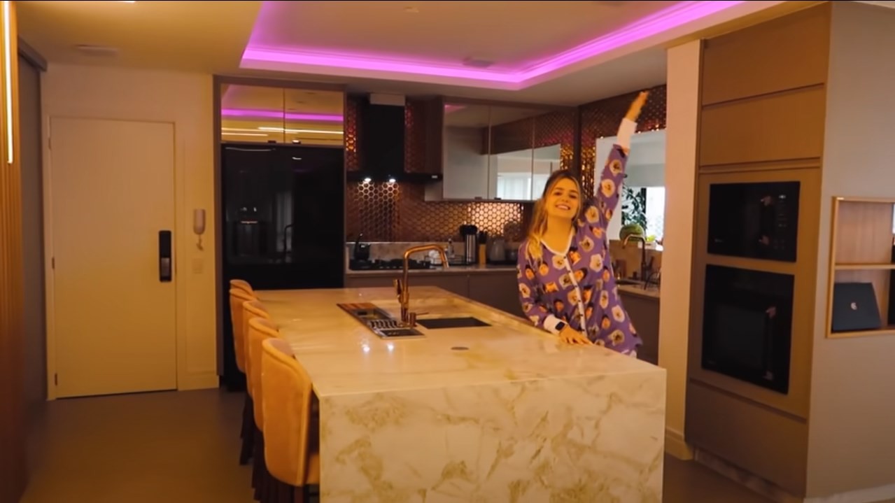 A cozinha da casa de Viih Tube: iluminação rosa e bancada no centro — Foto: Reprodução/YouTube
