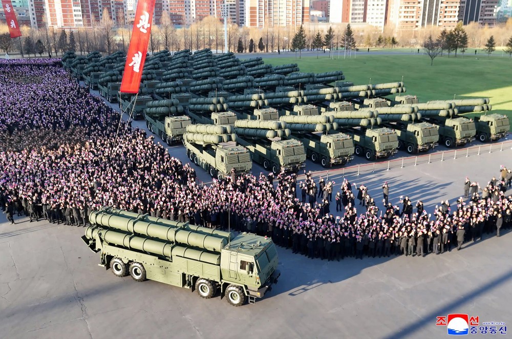 Coreia do Norte apresenta novo lança-foguetes com capacidade nuclear ...