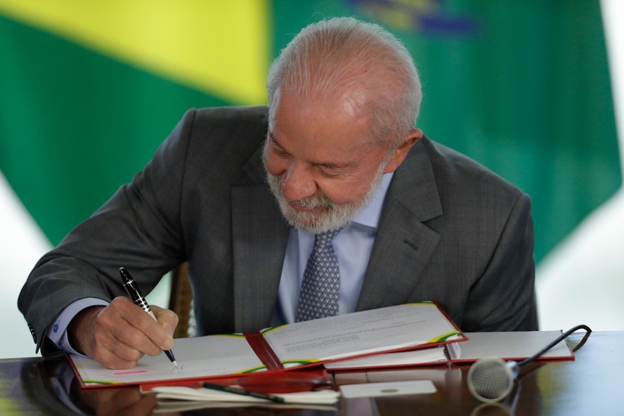 O presidente Luiz Inácio Lula da Silva assina decreto sobre regras de educação à distância