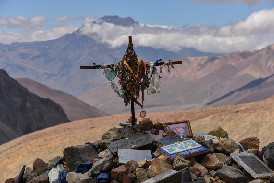 Sobreviventes de tragédia nos Andes retornam à montanha onde amigos