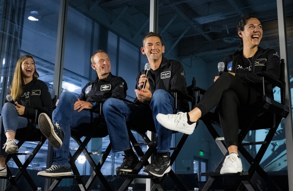 Tripulação da missão Polaris Dawn em coletiva de imprensa — Foto: Divulgação