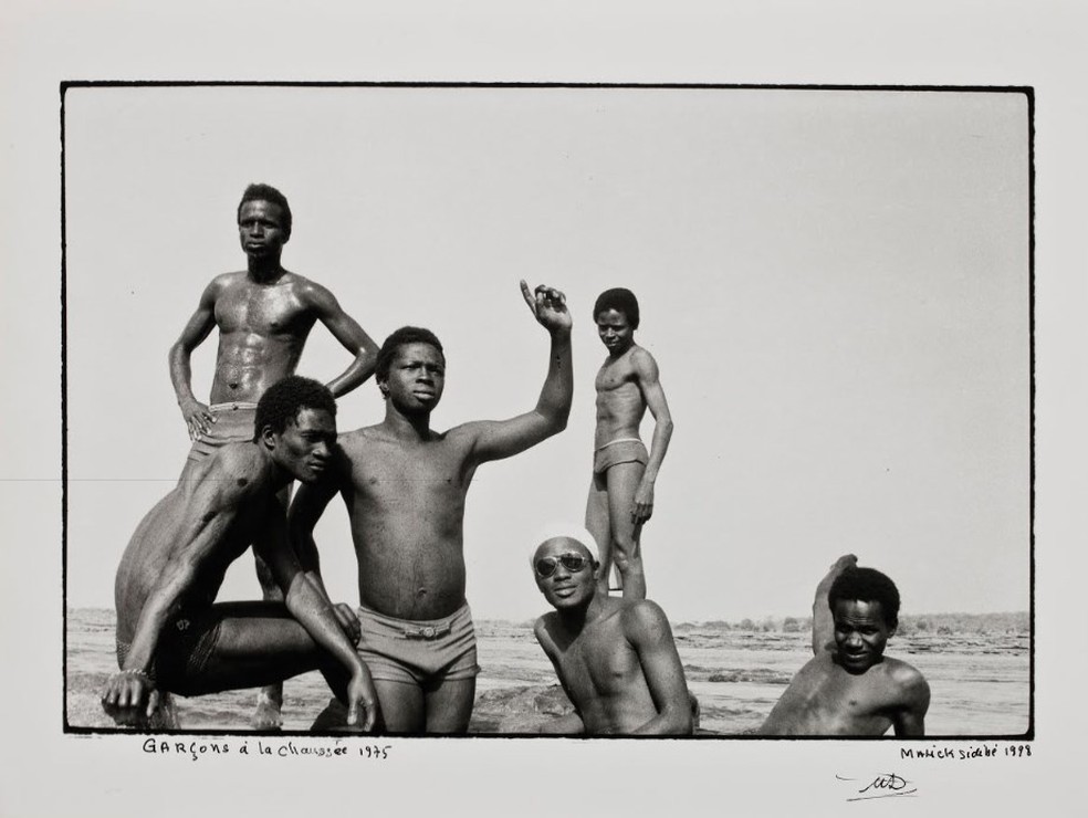 'Meninos na calçada', foto de 1975 de Malick Sidibé. — Foto: Reprodução