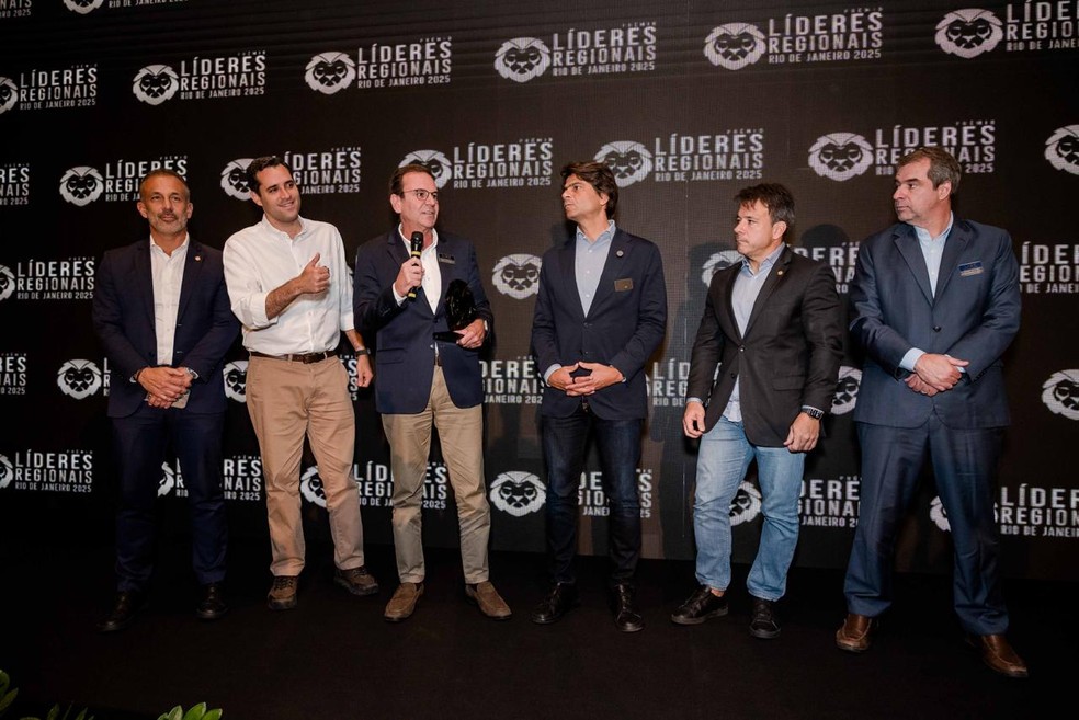 Federal Rep. Pedro Paulo (PSD) received his award from Eduardo Paes, who requested the presence of Vice Mayor Eduardo Cavaliere, President of the Rio Council of Councilors Carlo Caedo, and State Reps. Claudio Caedo and Guilherme Schilder - Photo: Renato Fröbel