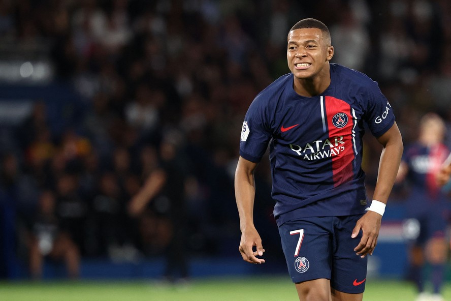 Mbappé segue com situação indefinida no PSG, com menos de seis meses de contrato a cumprir
