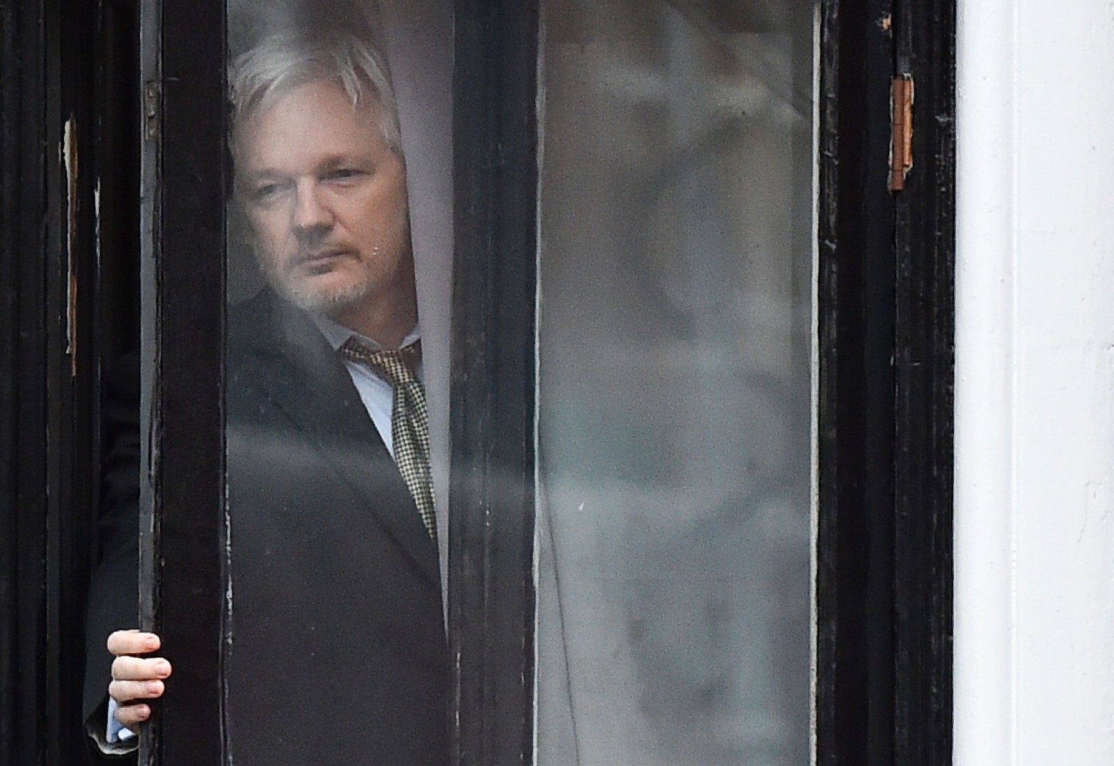 O fundador do WikiLeaks, Julian Assange, saindo para a varanda da embaixada do Equador para se dirigir à mídia no centro de Londres em 2016 — Foto: AFP PHOTO / BEN STANSALL
