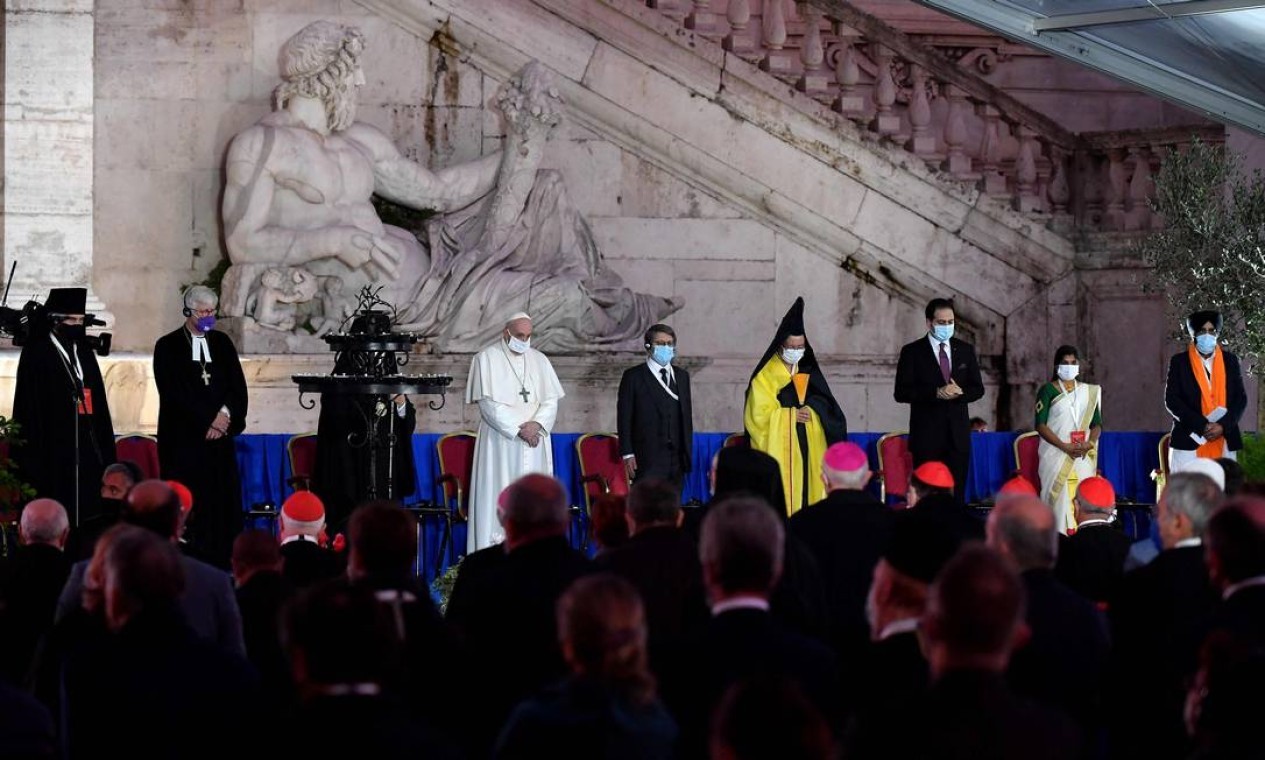 Papa Francisco reunido com representantes de várias religiões durante uma cerimônia interreligiosa pela paz na Praça Campidoglio, em Roma, em outubro de 2020  — Foto: ANDREAS SOLARO / AFP