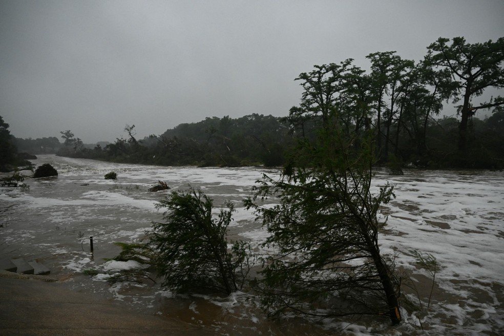 Enchentes causam estragos no Texas — Foto: RONALDO SCHEMIDT / AFP