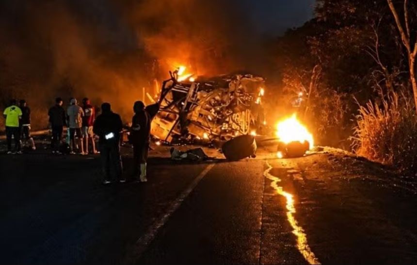 Acidente entre ônibus e caminhão deixa 8 mortos em MG