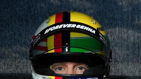 Tetracampeão mundial da Fórmula 1, Sebastian Vettel usa capacete em homenagem a Ayrton Senna no GP de Ímola