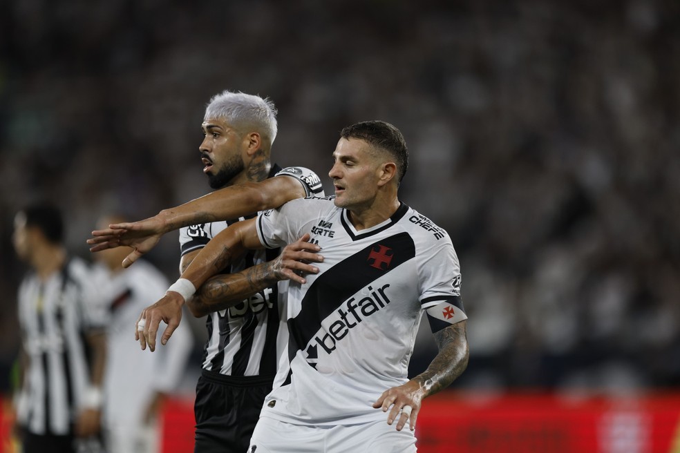 Barboza e Vegetti disputam espaço no clássico — Foto: Alexandre Cassiano
