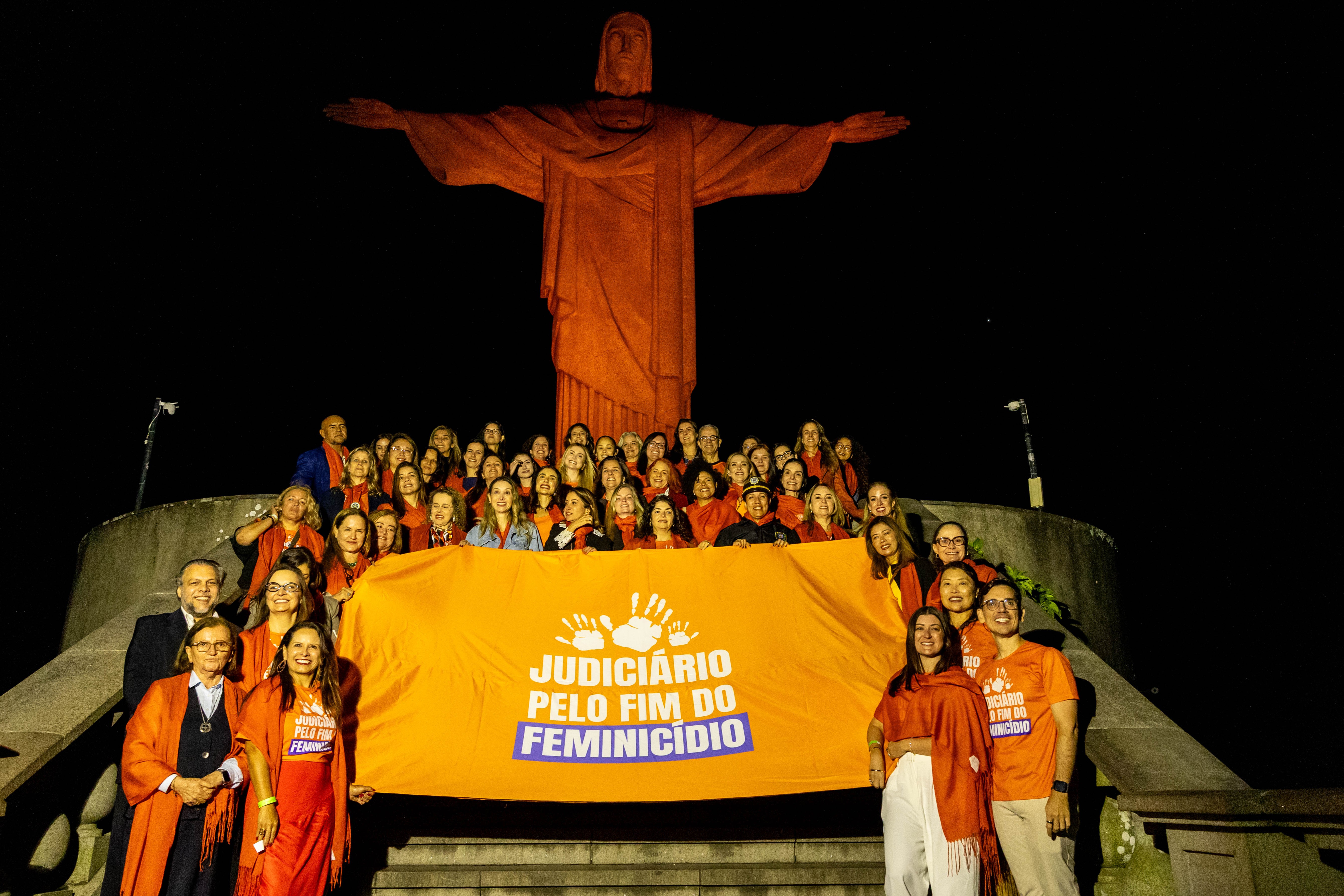 Cristo Redentor recebeu iluminação especial em ato pelos 20 anos da Lei Maria da Penha - QTU Questões do Universo