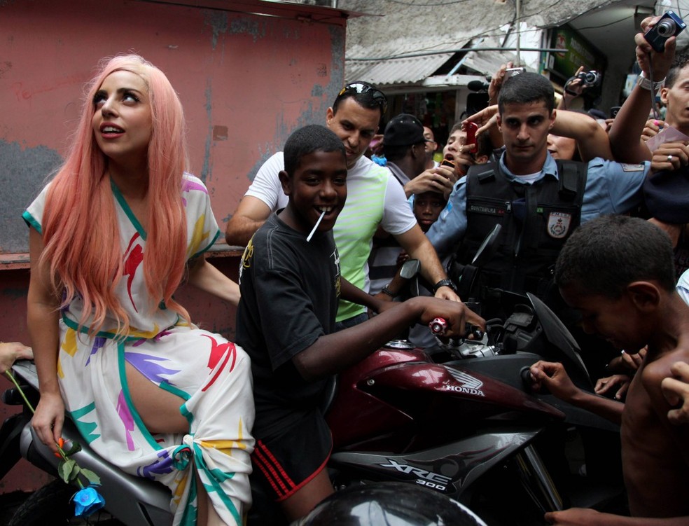 Lady Gaga posa para foto com mototaxistas no morro do Cantagalo, no Rio — Foto: Domingos Peixoto