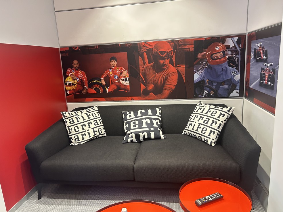 Sala de entrevista com Rafael Câmara, em motorhome da Ferrari, tem fotos de Lewis Hamilton, Charles Leclerc, Alberto Ascari e Niki Lauda — Foto: Márcio Arruda