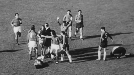 Batalha de Santiago: A violenta partida na Copa de 1962 que está na origem dos cartões amarelo e vermelho Batalha de Santiago: A violenta partida na Copa de 1962 que está na origem dos cartões amarelo e vermelho