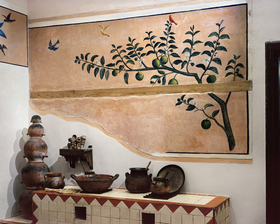 Um mural pintado por Frida Kahlo nas paredes da cozinha da casa vermelha, possivelmente por volta de 1938, no Museu Casa Kahlo, na Cidade do México — Foto: Pablo López Luz/The New York Times