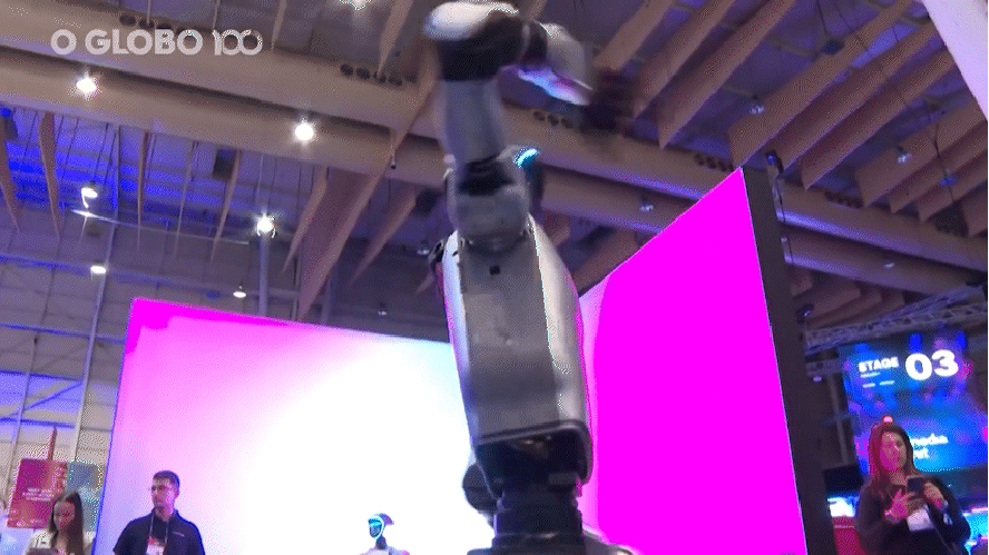 Robô dançarino rouba a cena em evento de tecnologia em Portugal