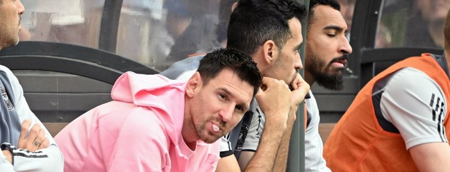 Messi não sai do banco e causa decepção na torcida em Hong Kong — Foto: PETER PARKS / AFP