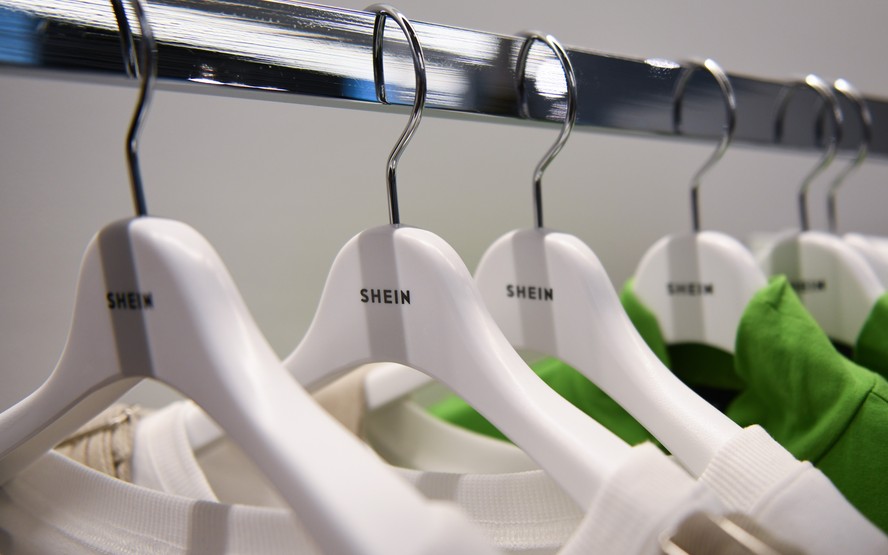 Roupas da Shein em cabideiro: marca asiática tenta ampliar fontes de receita em meio ao tarifaço de Trump
