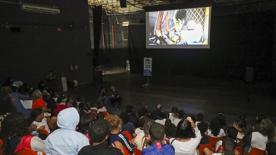 Primeira vez no cinema: projeto leva filme e pipoca para crianças e jovens do Pavão-Pavãozinho
