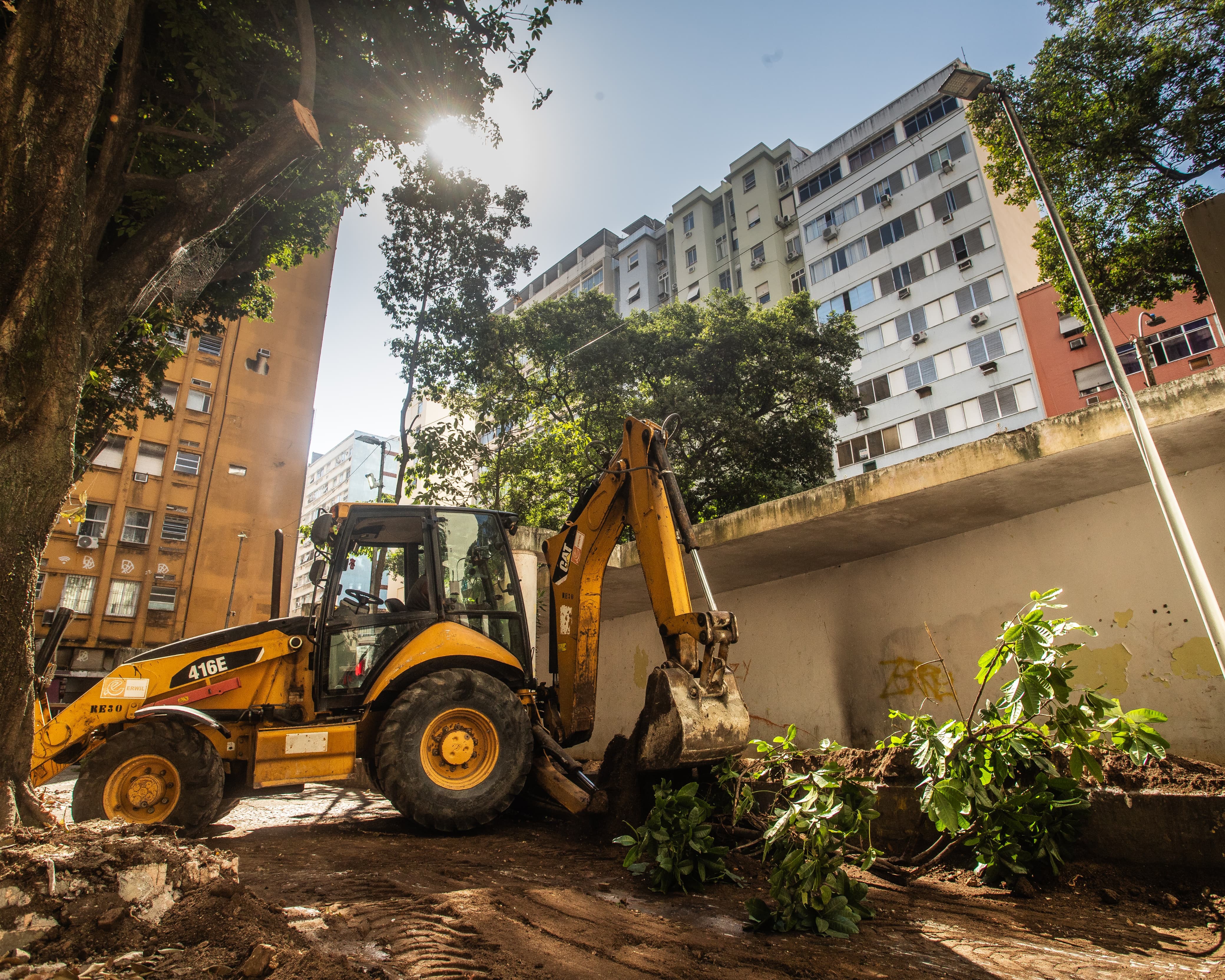 Começa a derrubada do muro da Praça Sarah Kubitschek, em Copacabana