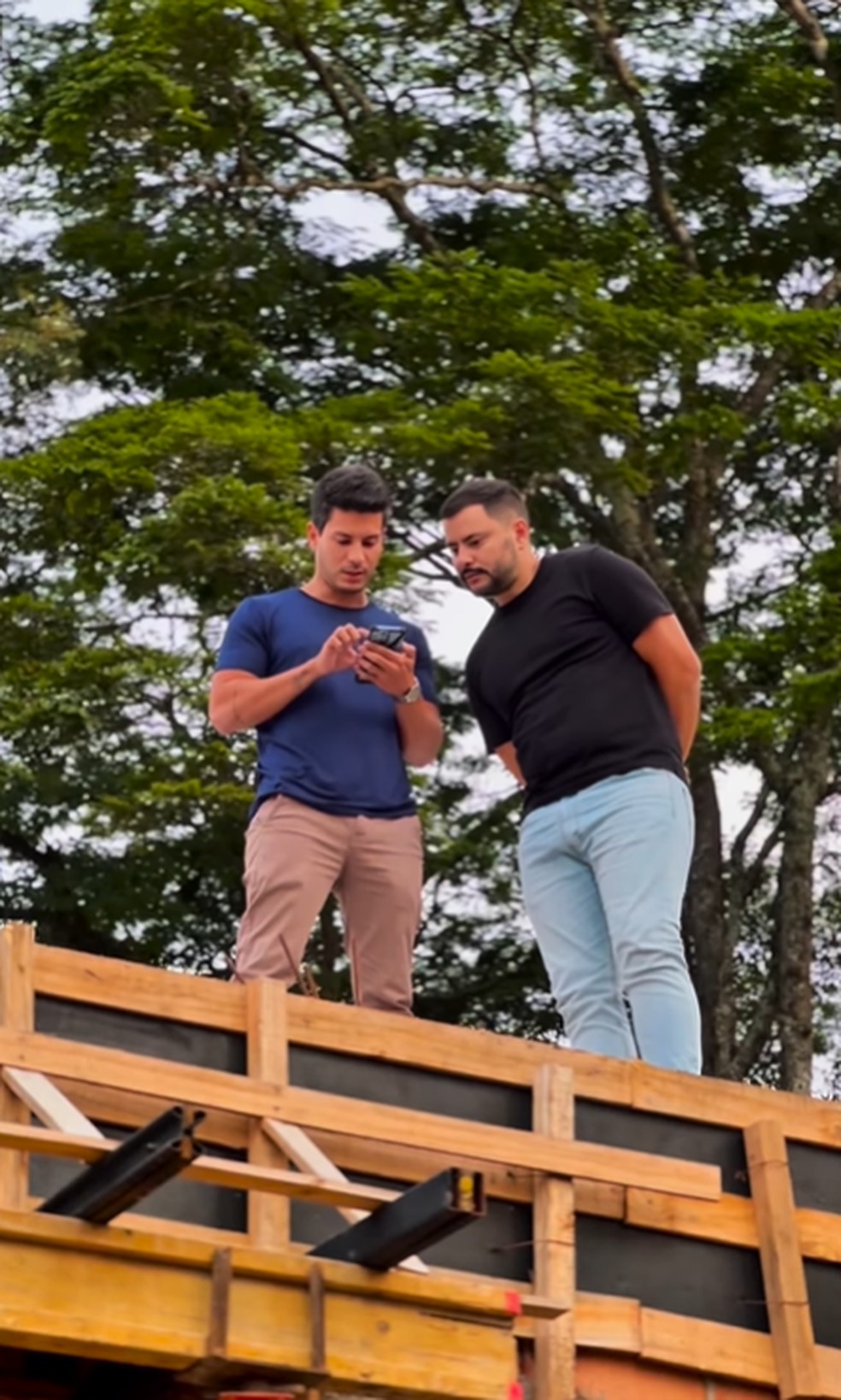 Arthur Aguiar em visita de obra de nova mansão, avaliada em R$ 30 milhões — Foto: Reprodução/Instagram