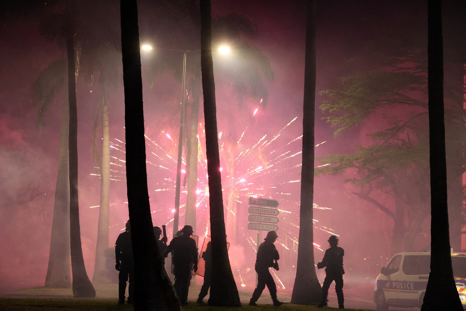 Fogos de artifício explodem durante confrontos com a polícia em Le Port, em 30 de junho de 2023 — Foto: Richard BOUHET / AFP