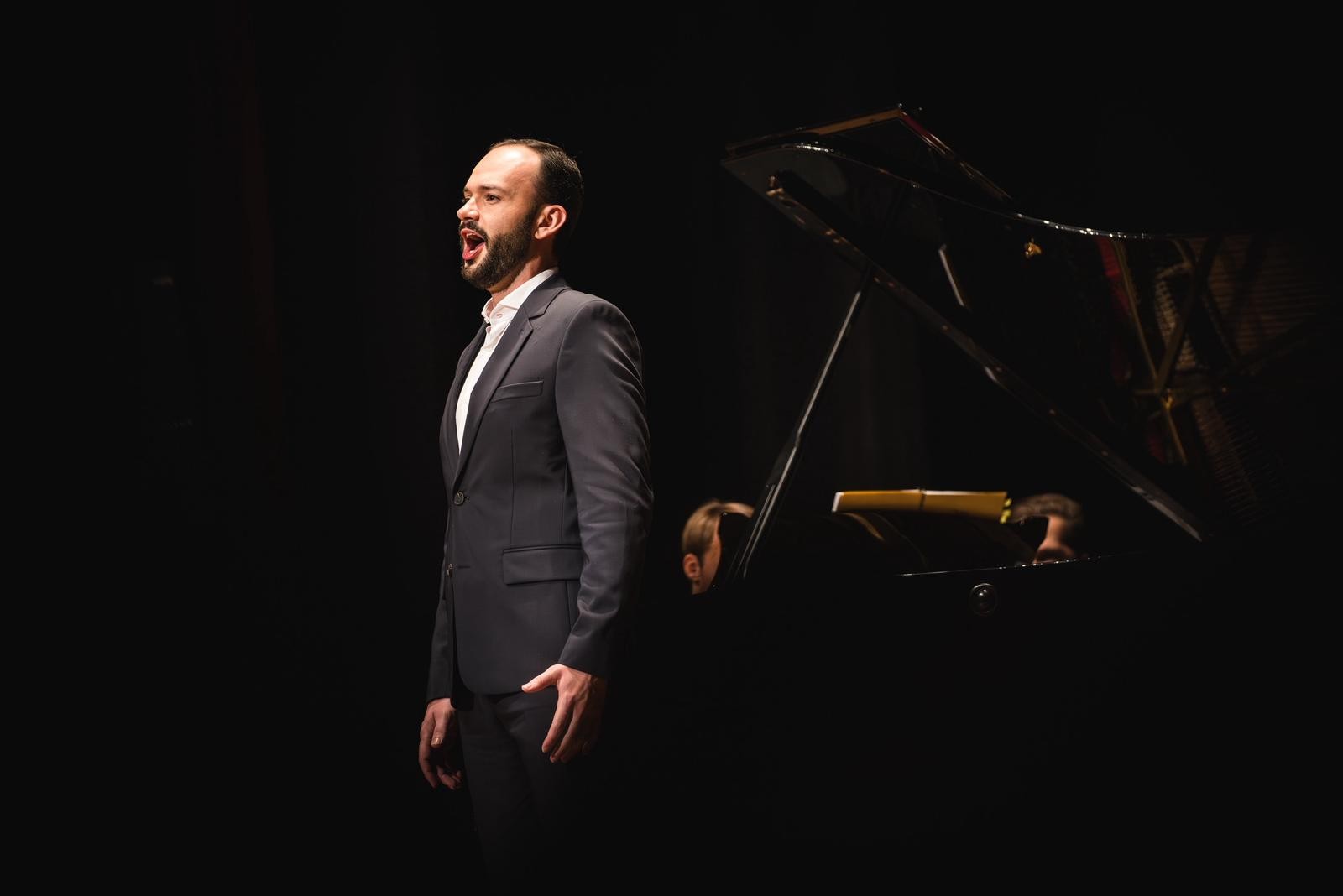 Brasileiro vence concurso de ópera em Paris e defende 'renovação' do canto lírico no país