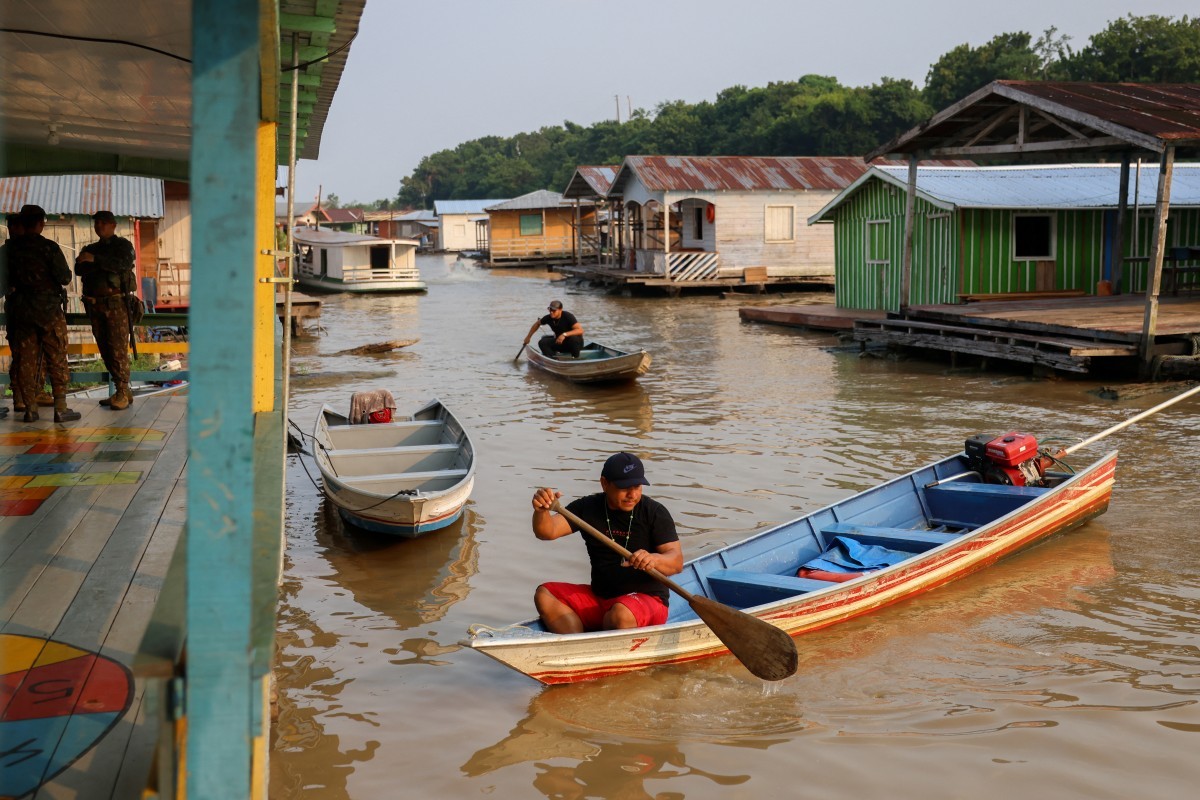 Eleitores chegam de barco para votar no Amazonas; governo prevê transporte fluvial para comunidades tradicionais - Foto