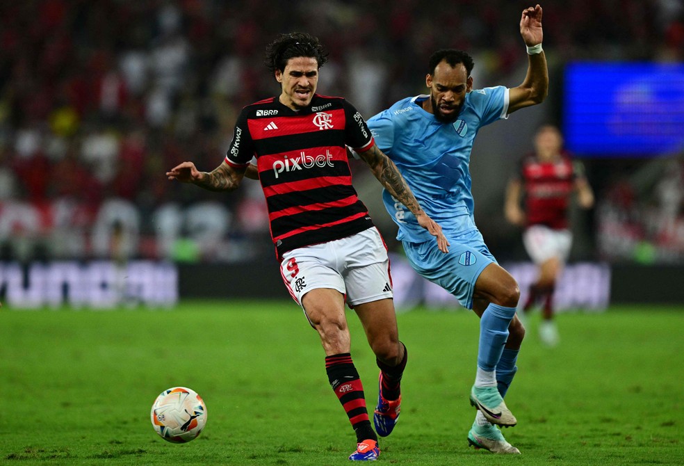 Pedro sentiu lesão na coxa esquerda ainda no primeiro tempo e precisou ser substituído — Foto: Pablo PORCIUNCULA / AFP