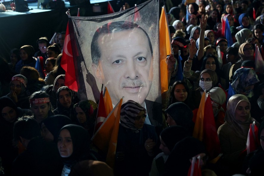 Apoiadores do presidente Recep Tayyip Erdogan se reúnem em frente à sede do partido AKP em Ancara após eleição