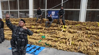 A Polícia Militar apreendeu 48 toneladas de maconha durante uma operação no Complexo da Maré — Foto: Fabiano Rocha / Agência O Globo