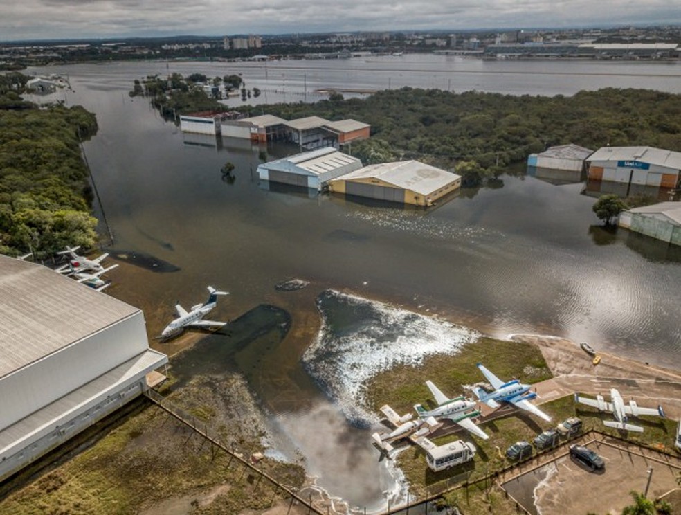 O principal aeroporto do Rio Grande do Sul, o Salgado Filho, em Porto Alegre, continua alagado pelas enchentes que atinge o estado — Foto: Rafa Neddermeyer/Agência Brasil