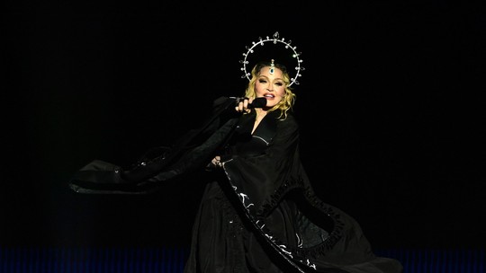 Madonna é processada por expor fãs a calor, playback e simulação de atos sexuais em última turnê; entenda