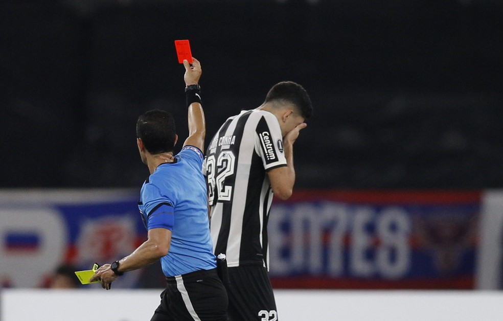 O zagueiro Jair foi expulso ainda no primeiro tempo — Foto: Alexandre Cassiano
