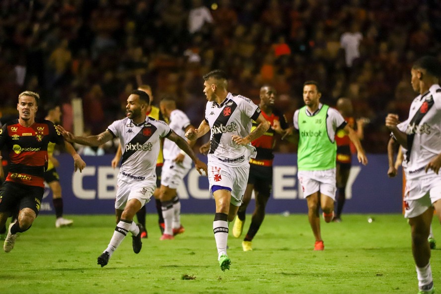 Jogadores de Vasco e Sport se estranham depois de gol de Raniel e invasão de torcedores