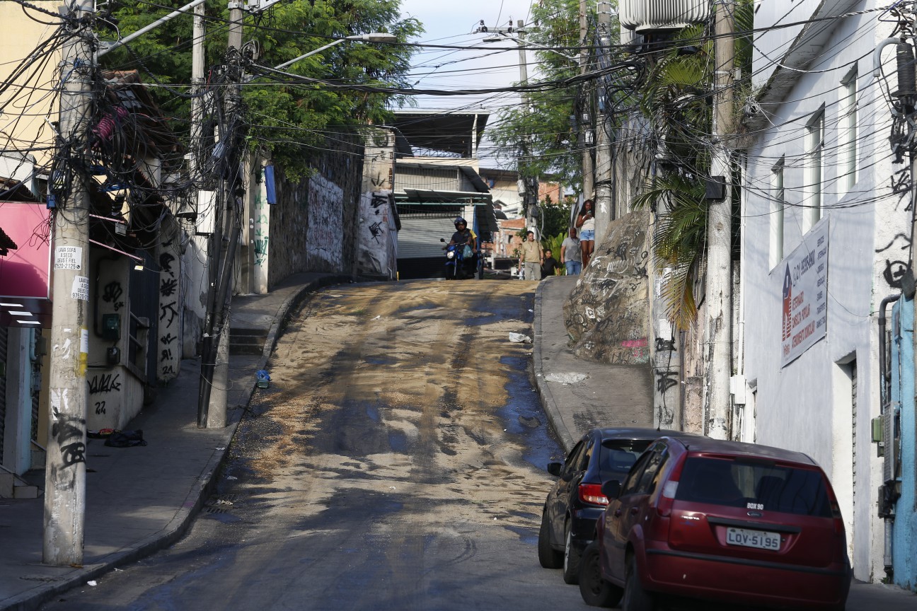 Na foto, Rua Nova, um dos acessos da comunidade. Traficantes colocam óleo na pista para dificultar o acesso da polícia — Foto: Fabiano Rocha / Agência O Globo